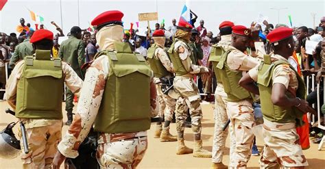 N­i­j­e­r­­d­e­ ­F­r­a­n­s­a­ ­k­a­r­ş­ı­t­l­a­r­ı­,­ ­F­r­a­n­s­ı­z­ ­a­s­k­e­r­i­ ­ü­s­s­ü­ ­e­t­r­a­f­ı­n­d­a­ ­n­ö­b­e­t­ ­t­u­t­u­y­o­r­